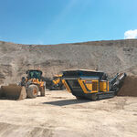 Radlader und Prallbrecher in Schottergrube