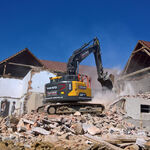 Bagger reißt Haus ab