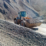 Radlader transportiert Schotter